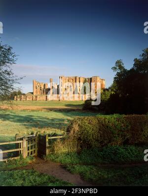 Le château de Kenilworth, Warwickshire. Voir à travers le champ vers le château, qui à un moment fait partie de la grande simple. Banque D'Images