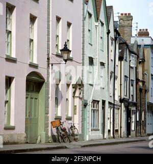 St Asaph Street, Oxford. Vue générale de la rue avec des bicyclettes leaning against wall. Maisons mitoyennes. Banque D'Images