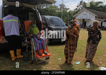 Bilan médical dans les refuges de catastrophes à Yogyakarta Banque D'Images