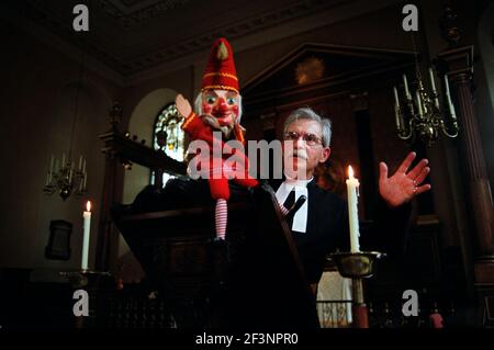 LE MINISTRE MÉTHODISTE KEN ELWORTHY PEUT 2000PREACHING DE LA CHAIRE DE L'ÉGLISE ST PAULS DANS LE JARDIN DE COVENT EN TANT QUE PARTIE DE LA LE SALON DE MAI ET L'ANNIVERSAIRE DE PUNCH DE 338 ANS Banque D'Images