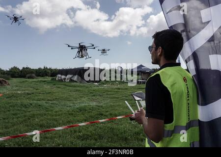 Hedera, Israël. 17 mars 2021. L'Israel innovation Authority (IIA), Ayalon Highways, Ministry of Transportation et civil Aviation Authority organisent conjointement une démonstration du projet NAAMA (acronyme hébreu pour Urban Air Mobility) Lors de la première étape d'un plan sur huit ans visant à créer un réseau maillé national de drones transportant des charges utiles dans un espace aérien géré mettant en œuvre un système de contrôle autonome exploité au Centre de systèmes aériens sans pilote des autoroutes Ayalon à Haïfa. Banque D'Images