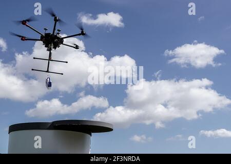 Hedera, Israël. 17 mars 2021. L'Israel innovation Authority (IIA), Ayalon Highways, Ministry of Transportation et civil Aviation Authority organisent conjointement une démonstration du projet NAAMA (acronyme hébreu pour Urban Air Mobility) Lors de la première étape d'un plan sur huit ans visant à créer un réseau maillé national de drones transportant des charges utiles dans un espace aérien géré mettant en œuvre un système de contrôle autonome exploité au Centre de systèmes aériens sans pilote des autoroutes Ayalon à Haïfa. Banque D'Images