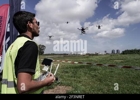 Hedera, Israël. 17 mars 2021. L'Israel innovation Authority (IIA), Ayalon Highways, Ministry of Transportation et civil Aviation Authority organisent conjointement une démonstration du projet NAAMA (acronyme hébreu pour Urban Air Mobility) Lors de la première étape d'un plan sur huit ans visant à créer un réseau maillé national de drones transportant des charges utiles dans un espace aérien géré mettant en œuvre un système de contrôle autonome exploité au Centre de systèmes aériens sans pilote des autoroutes Ayalon à Haïfa. Banque D'Images