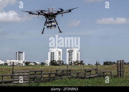 Hedera, Israël. 17 mars 2021. L'Israel innovation Authority (IIA), Ayalon Highways, Ministry of Transportation et civil Aviation Authority organisent conjointement une démonstration du projet NAAMA (acronyme hébreu pour Urban Air Mobility) Lors de la première étape d'un plan sur huit ans visant à créer un réseau maillé national de drones transportant des charges utiles dans un espace aérien géré mettant en œuvre un système de contrôle autonome exploité au Centre de systèmes aériens sans pilote des autoroutes Ayalon à Haïfa. Banque D'Images