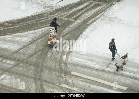 Livraisons et marche de chien pendant la tempête de neige, Manhattan, New York Banque D'Images