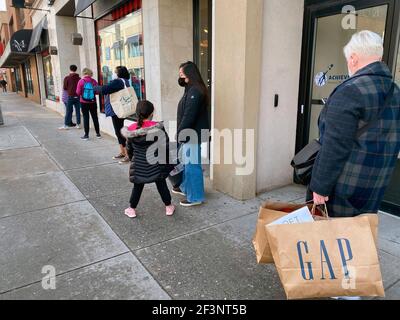 Gamme de clients attendant d'entrer dans les vêtements Eddie Bauer Stocker Banque D'Images