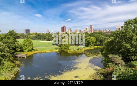 Turtle Pond, dans Central Park, avec l'Upper East Side de Manhattan derrière vous. Banque D'Images