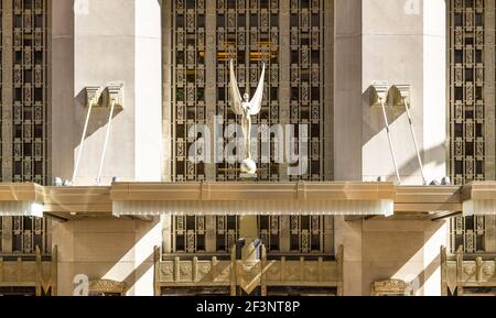 La voûte art déco à l'entrée principale du Waldorf Astoria sur Park Avenue à Manhattan. Banque D'Images