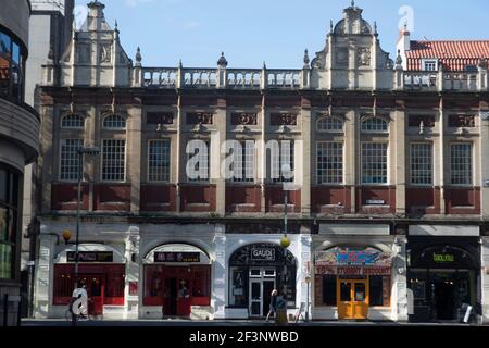 Vue sur la rue de la vieille ville près du marché St Nicholas, Bristol, Royaume-Uni Banque D'Images