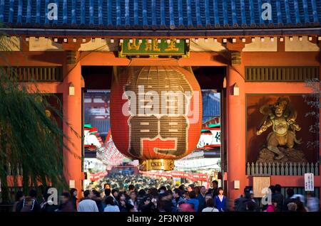 Un téléobjectif au crépuscule montre la grande porte Kaminarimon Thunder Gate, qui marque l'entrée de la rue commerçante étroite et souvent bondée de Nakamise Banque D'Images