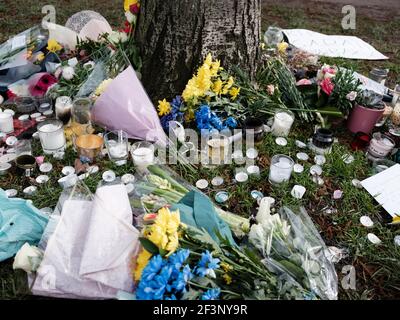 Fleurs, bougies et messages laissés par les amateurs de Sarah Everard dans Clapham Common, 14 mars 2021. Banque D'Images