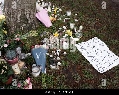 Fleurs, bougies et messages laissés par les amateurs de Sarah Everard dans Clapham Common, 14 mars 2021. Banque D'Images