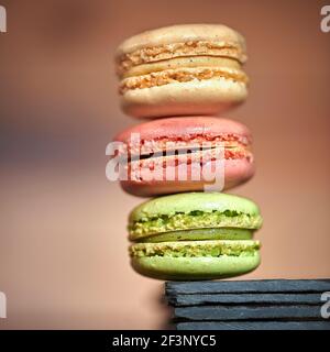 Macarons français doux et maison aromatisés au pistache sur le fond de cuisine Banque D'Images