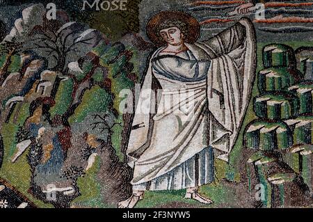 Moïse monte sur les pentes rocheuses du Mont Sinaï pour recevoir les dix Commandements de la main de Dieu. Mosaïque byzantine dans la basilique de San vitale à Ravenne, Émilie-Romagne, Italie. La mosaïque a été créée dans l'AD de 500s, quelques années après que Ravenne a été capturée par l'Empire byzantin des Ostrogoths. Banque D'Images