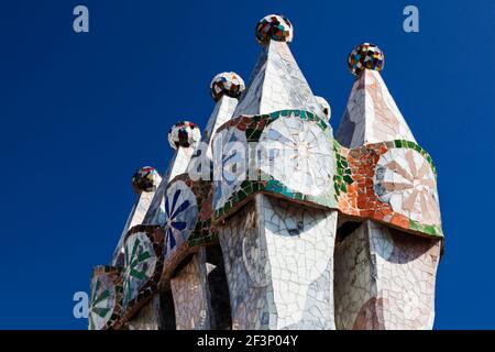 Des cheminées décorées de céramique ornent le toit plat de Casa Batllo, Barcelone, Espagne, 1904-07. Banque D'Images