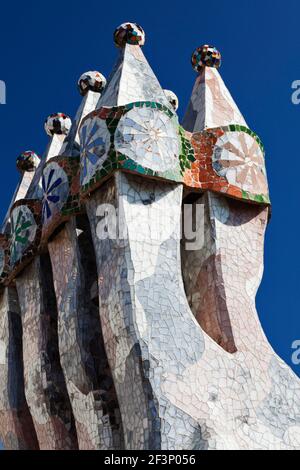 Des cheminées en céramique ornent le toit plat de la Casa Batllo, Barcelone, 1904-07. Banque D'Images