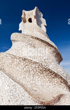 Tige de ventilation sculpturale sur le toit-terrasse de la Pedrera (Casa Mila), Barcelone, 1906-12. Banque D'Images