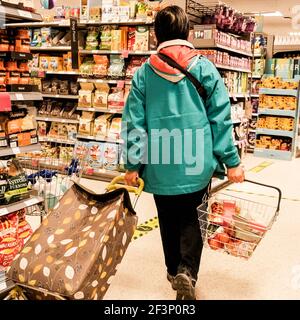 Londres, Royaume-Uni, mars 17 2021, Woman Shopping Alone in Waitrose Supermarket Banque D'Images