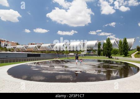 Piscine peu profonde et pont Arganzuela à Madrid Rio Park, Madrid, Espagne. Banque D'Images