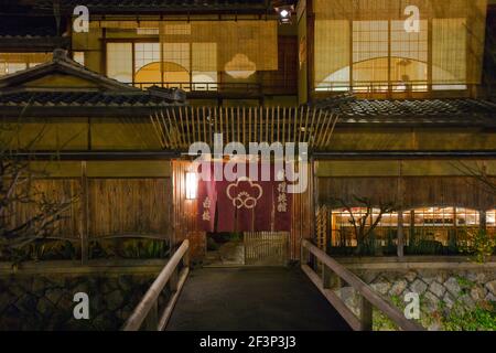 Une vue extérieure en soirée montre une passerelle et un japonais traditionnel Restaurant sur la rivière Shirakawa avec éclairage intérieur dans le Quartier de Gion ce Banque D'Images