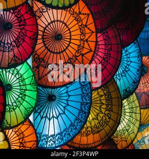 Parasols colorés sur le marché traditionnel de la rue à Bagan, région de Mandalay, Myanmar (Birmanie). Banque D'Images