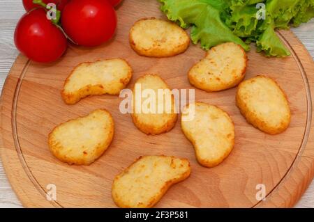 Crêpes de pommes de terre au four et tomates.nourriture sur l'assiette Banque D'Images