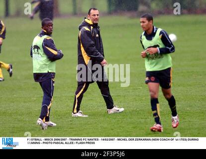 FOOTBALL - MISCS 2006/2007 - FORMATION FC NANTES - 14/02/2007 - MICHEL DER ZERKARIAN (NOUVEL ENTRAÎNEUR DE NANTES) PENDANT LA FORMATION - PHOTO PASCAL ALLEE / FLASH APPUYER Banque D'Images