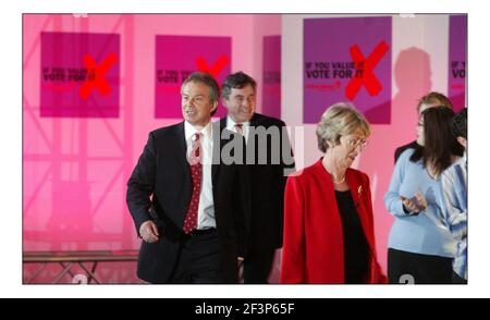 Tony Blair, Gordon Brown et Patricia Hewitt lancent aujourd'hui une campagne d'affiches électorales dans le centre Islington Design de Londres.pic David Sandison 28/4/2005 Banque D'Images