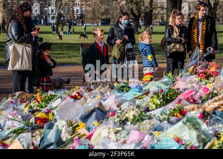 Londres, Royaume-Uni. 17 mars 2021. Les gens, jeunes et vieux, continuent de laisser des fleurs et des hommages à Sarah Everard au kiosque sur Clapham Common. Il y a encore des signes manquants faits par des amis concernés. Elle a disparu le 3 mars sur son chemin de retour de Clapham à Brixton. Crédit : Guy Bell/Alay Live News Banque D'Images