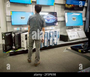 New York, États-Unis. 27 juillet 2015. Un client parcourt la célèbre marque Vizio et d'autres téléviseurs à écran plat dans un Best Buy à New York le lundi 27 juillet 2015. (Photo de Richard B. Levine) crédit: SIPA USA/Alay Live News Banque D'Images