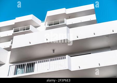 Abstrait minimalisme minimaliste architecture extérieure façade de blanc art déco hôtel ou bâtiment résidentiel rétro d'époque Banque D'Images