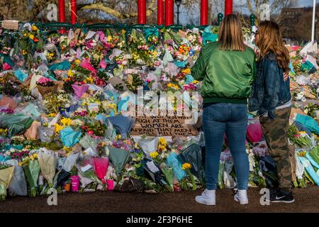 Londres, Royaume-Uni. 17 mars 2021. Les gens, jeunes et vieux, continuent de laisser des fleurs et des hommages à Sarah Everard au kiosque sur Clapham Common. Il y a encore des signes manquants faits par des amis concernés. Elle a disparu le 3 mars sur son chemin de retour de Clapham à Brixton. Crédit : Guy Bell/Alay Live News Banque D'Images