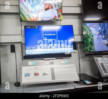 Les téléviseurs à écran plat de la célèbre marque Vizio dans un Best Buy à New York le lundi 27 juillet 2015. (Photo de Richard B. Levine) Banque D'Images