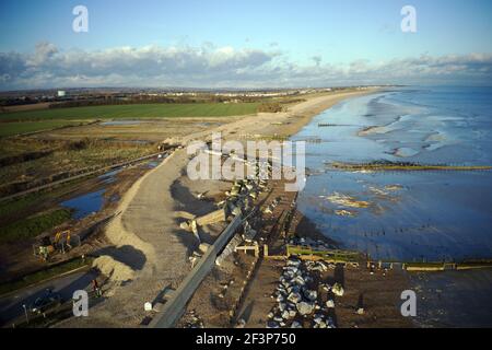 Climping Beach vue aérienne montrant l'ancienne défense maritime endommagée et les nouvelles défenses temporaires de bardeaux en arrière-plan. Banque D'Images