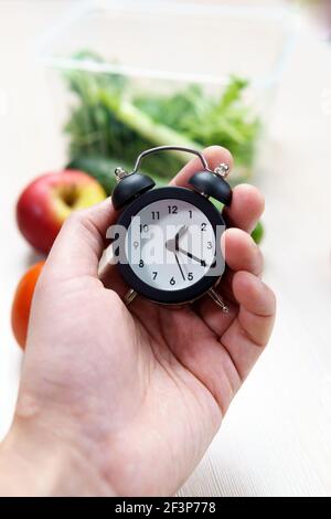 Santé ou régime alimentaire Conseiller alimentaire montrer l'horloge pour prendre soin de votre santé avec des aliments et un concept sains. Banque D'Images