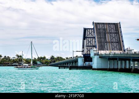 Bal Harbour à Miami, Floride avec un océan turquoise vert Biscayne Bay Intracoastal Waterway, pont-plan ouvrant sur Broad Causeway pour bateau à voile Banque D'Images