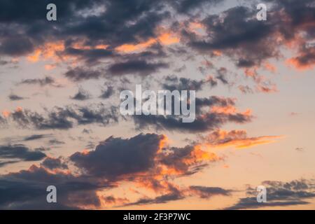 Paysage de SkyScape coloré et nuageux avec nuages ciel bleu orange foncé coloré nuages au coucher du soleil dans Sunny Isles Beach, North Miami, Floride Banque D'Images