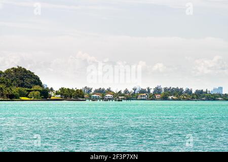 Bal Harbour près de Miami, en Floride, avec l'eau du chenal Biscayne Bay, près de l'île Indian Creek, et des maisons en bord de mer Banque D'Images