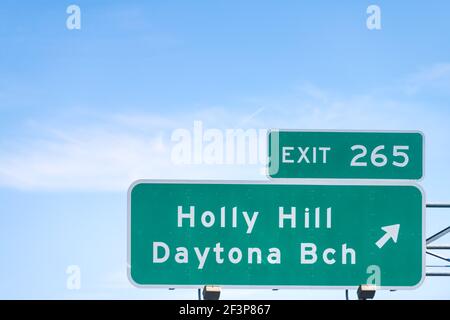Panneau de signalisation pour la sortie 265 vers Holly Hill et Daytona Beach ville avec ciel bleu de nuages en arrière-plan dans le comté de Volusia, Floride en été Banque D'Images