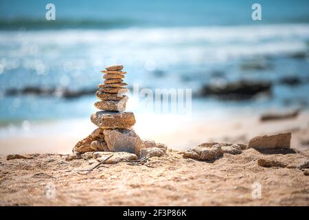 Réserve de Marineland River to Sea avec roche cairn calcaire de shelly Formation dans le nord de la Floride plage par St Augustine avec Atlantique ocean waves en blu Banque D'Images