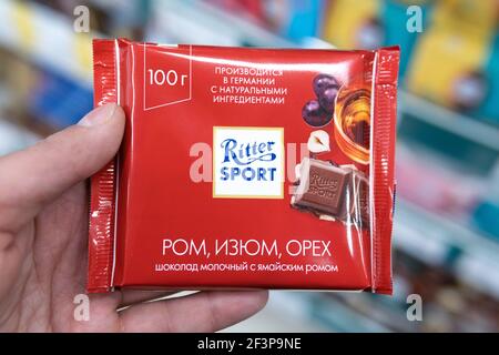 Tyumen, Russie-22 novembre 2020: Le chocolat au lait Ritter sport dans un hypermarché Banque D'Images