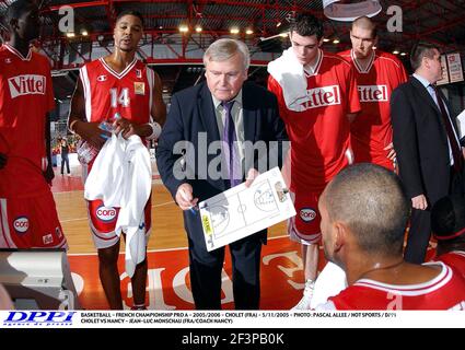 BASKETBALL - CHAMPIONNAT DE FRANCE PRO A - 2005/2006 - CHOLET (FRA) - 5/11/2005 - PHOTO : PASCAL ALLEE / SPORTS CHAUDS / DPPI CHOLET VS NANCY - JEAN-LUC MONSCHAU (FRA/COACH NANCY) Banque D'Images