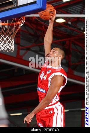 BASKET-BALL - CHAMPIONNAT DE FRANCE PRO A - 2005/2006 - CHOLET (FRA) - 5/11/2005 - PHOTO : PASCAL ALLEE / SPORTS CHAUDS / DPPI CHOLET VS NANCY - MAXIME ZIANVENI (FRA/NANCY) Banque D'Images