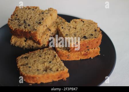 Tranches de gâteau de plantain de blé entier mûr maison. Il est également appelé pain de plantain mûr. Prise de vue sur fond blanc Banque D'Images