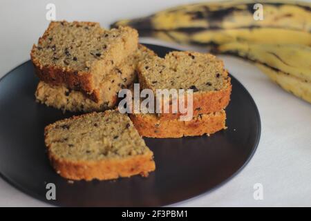 Tranches de gâteau de plantain de blé entier mûr maison. Il est également appelé pain de plantain mûr. Prise de vue sur fond blanc Banque D'Images