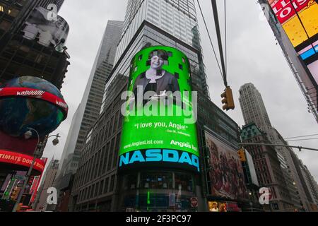 New York, États-Unis. 22 novembre 2011. L'affichage lumineux du siège du Nasdaq fait la promotion de la liste d'Angie, qui avait son IPO la semaine dernière, vu le mardi 22 novembre 2011. Angie's List a annoncé qu'elle était rebranding comme 'Angi'. (Photo de Richard B. Levine) crédit: SIPA USA/Alay Live News Banque D'Images