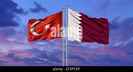 Turquie et Qatar deux drapeaux sur les mâts et bleu nuageux ciel Banque D'Images