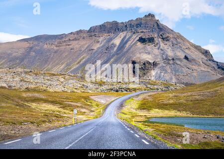 Champ de lave en été sur la péninsule de Snaefellsnes en Islande avec point de vue de la voiture de route d'autoroute vide droit et rocailleux falaise Banque D'Images