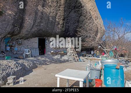 Dona Piedra grotte maison / demeure de la tribu Rarámuri / Tarahumara près du lac Arareco et de la ville de Creel, Sierra Madre Occidental, Chihuahua, Mexique Banque D'Images