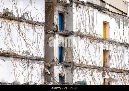 Délabrement d'un bâtiment en ruines avec des câbles suspendus au mur blanc à Reykjavik, Islande site de construction de maison Banque D'Images